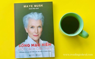Bìa sách Sống mạo hiểm một cách cẩn thận của tác giả Maye Musk với chân dung bà Maye Musk tóc bạc quý phái.