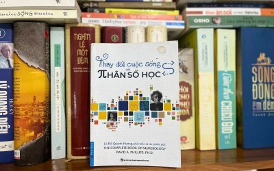 Cuốn sách Thay đổi cuộc sống với Nhân số học đặt trên giá sách cùng nhiều tác phẩm tâm lý, chữa lành khác.
