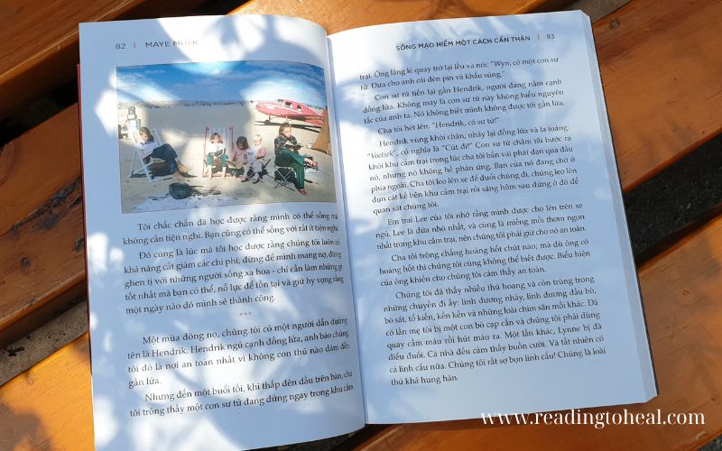 Nội dung bên trong cuốn sách Sống mạo hiểm một cách cẩn thận kể về những chuyến phiêu lưu của gia đình Maye Musk tại châu Phi.