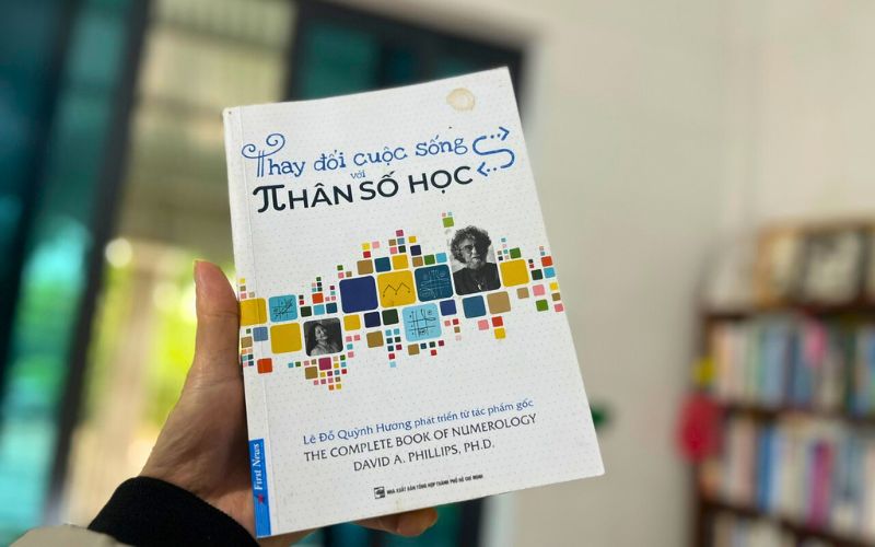 Cận cảnh bìa sách Thay đổi cuộc sống với Nhân số học của Lê Đỗ Quỳnh Hương trên tay người đọc.