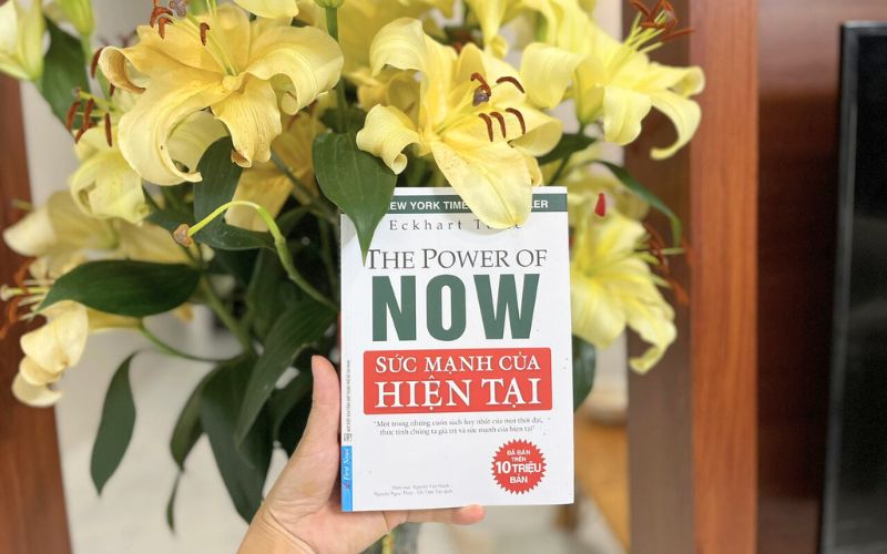 tom tat sach suc manh cua hien tai